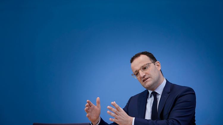 "Wer sich nicht impfen lässt, der wird mit einer hohen Wahrscheinlichkeit erkranken", warnt Spahn.