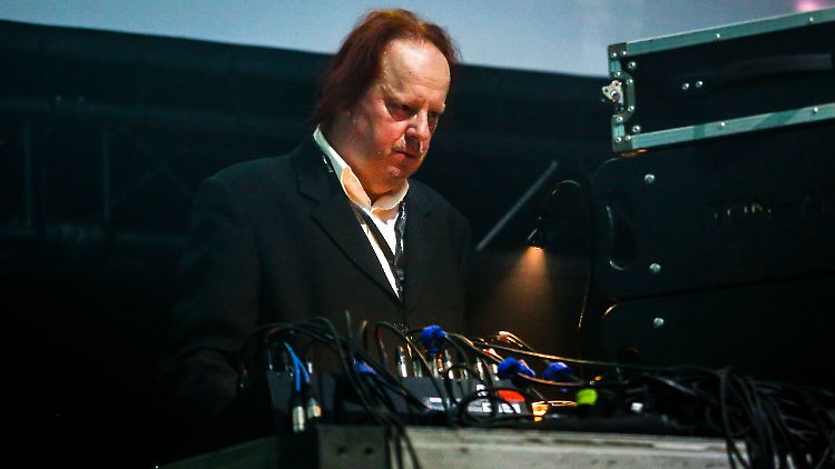 Schrieb mit Cabaret Voltaire Musikgeschichte: Richard H. Kirk.