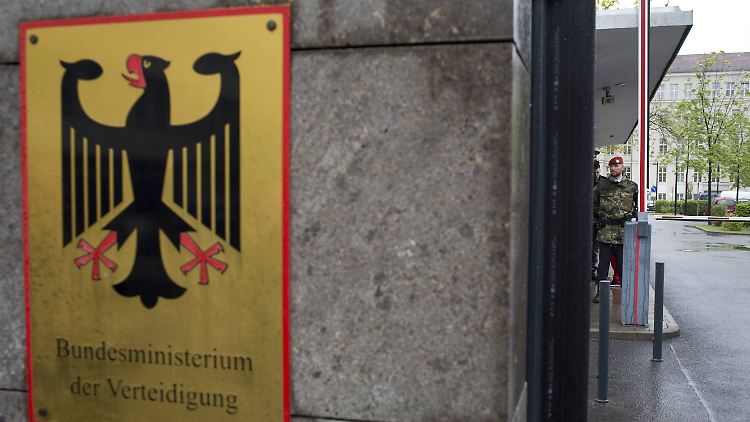 Gegen einen Mitarbeiter des Verteidigungsministeriums liegen  "sicherheitserhebliche Erkenntnisse" des MAD vor.