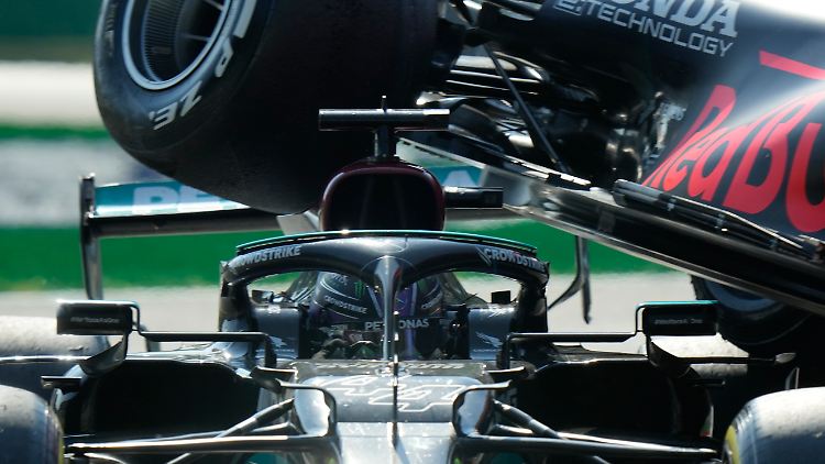 Lewis Hamilton (unten) und Max Verstappen kämpfen im kommenden Jahr wohl häufiger in Sprintrennen um WM-Punkte.