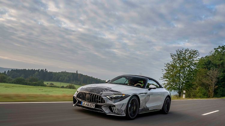 Inzwischen fährt der Mercedes SL kaum noch mit Tarnung. Die Markteinführung ist für das Frühjahr 2022 geplant.