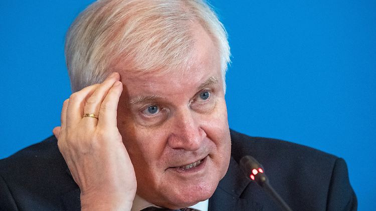 Bundesinnenminister Seehofer kritisiert die Entscheidung des Bundestags gegen das Wehrhafte-Demokratie-Gesetz. Es wurde mit Stimmen der CDU/CSU abgelehnt. 