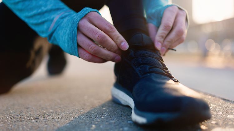 Beim Laufschuh-Test 2021 von Runner's World schnitten Modelle von Asics und Adidas besonders gut ab.