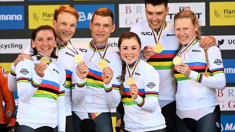 Tony Martin (3.v.l.) geht mit Gold.