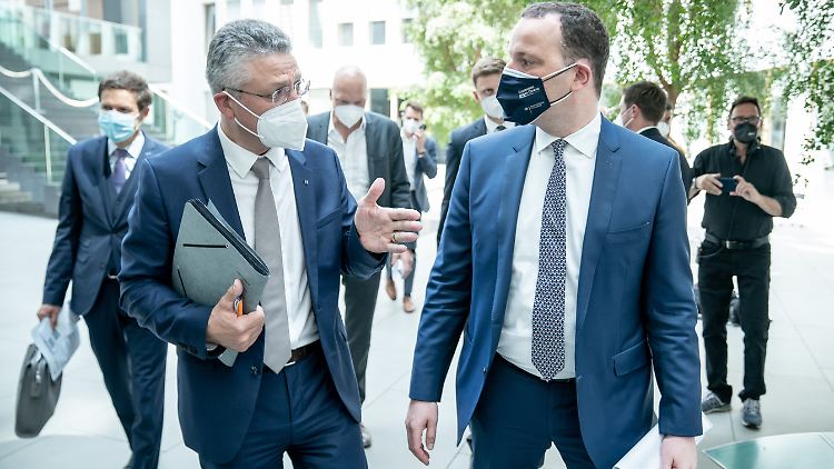 Berät die Politik in der Pandemie-Abwehr: RKI-Chef Lothar Wieler (l.).