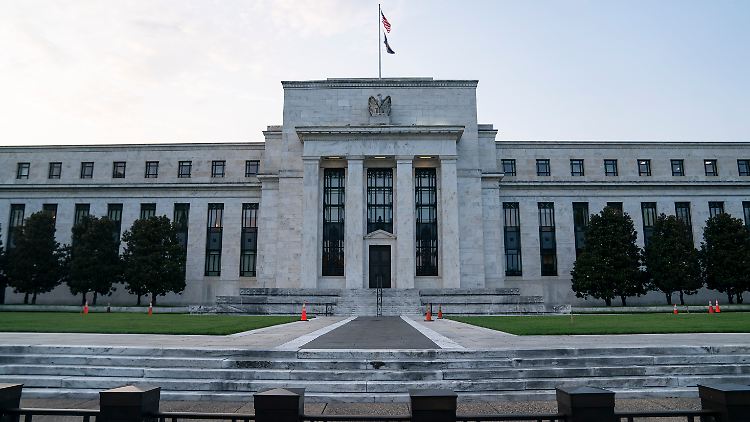 Die Federal Reserve Bank hält das Zinsniveau für angemessen, bis die Inflation auf rund zwei Prozent sinkt und Vollbeschäftigung herrscht.