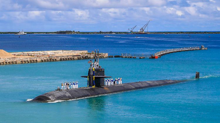 Ein US-amerikanisches Atom-U-Boot am pazifischen Stützpunkt in Guam.