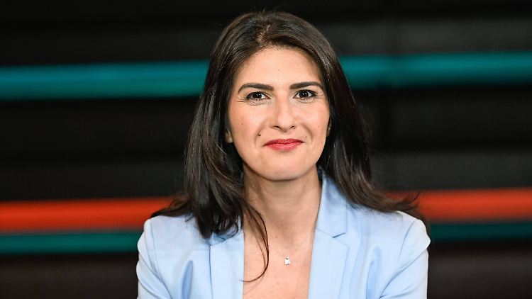 Serap Güler ist Tochter türkischer Gastarbeiter. Die deutsche Staatsbürgerschaft hat sie seit 2010.