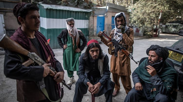 Taliban-Kämpfer vor der Wache im zehnten Polizeibezirk.