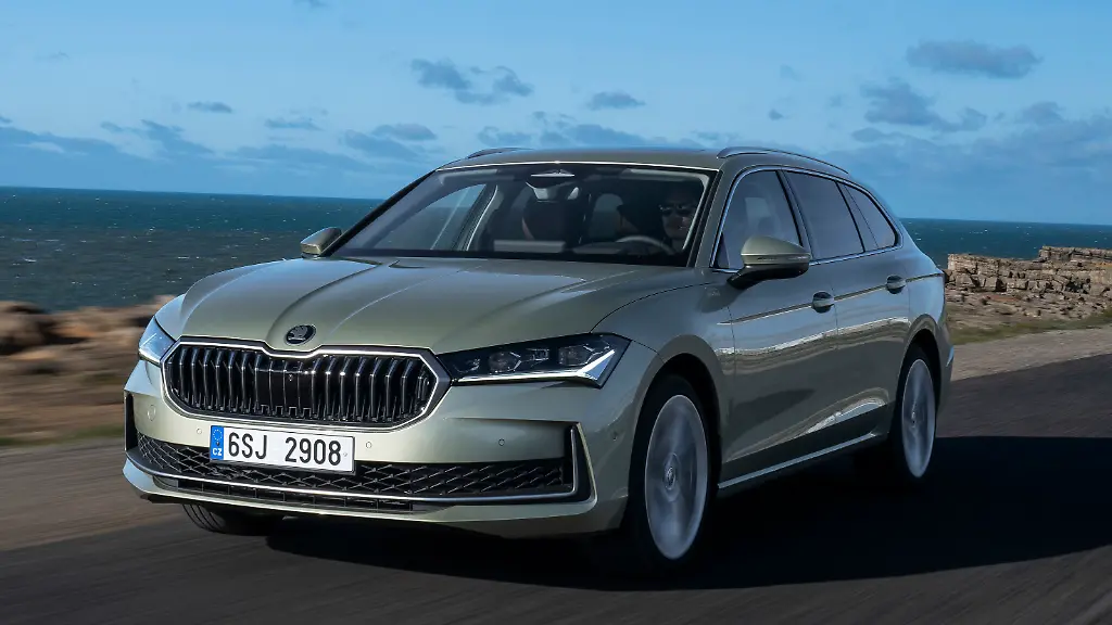 24-Skoda-Superb-Combi-exterior
