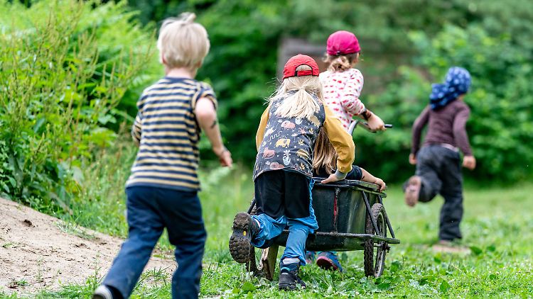 Bundesweit wurden zum Stichtag 1. März rund 3,9 Millionen Kinder unter 14 Jahren in Kitas oder einer Tagespflege betreut.