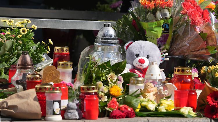 Blumen und Kerzen am Tatort, einer Tankstelle im rheinland-pfälzischen Idar-Oberstein.