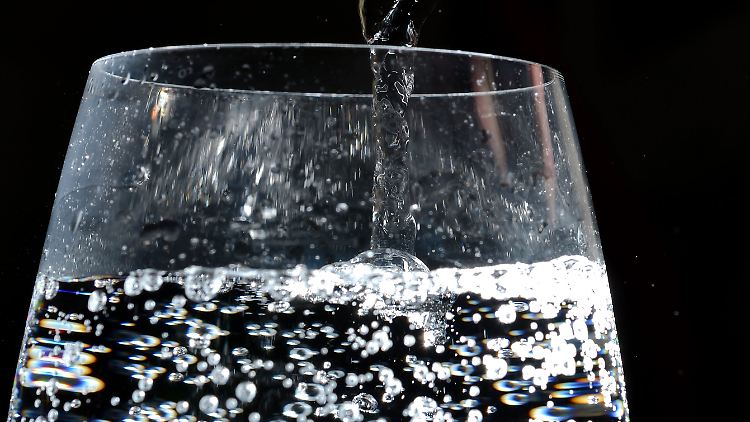 Sprudelndes Wasser könnte künftig seltener serviert werden.