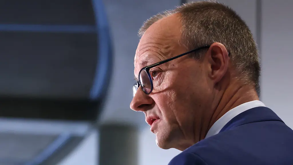 2024-11-07T082924Z-121147563-RC280BAI2W6A-RTRMADP-3-GERMANY-POLITICS-MERZ