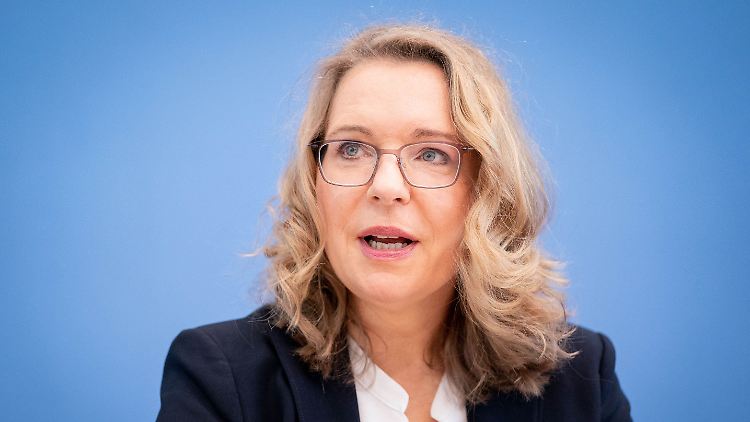 DIW-Energieexpertin Kemfert mahnt zum schnellen Ausbau erneuerbarer Energien, um sich unabhängiger von Russland zu machen.