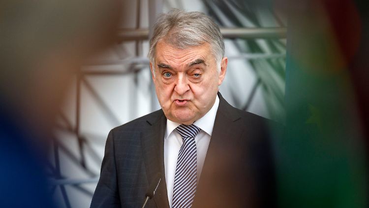 "Die Gefahr über das Internet ist fundamental", sagt der nordrheinwestfälische Innenminister Reul.