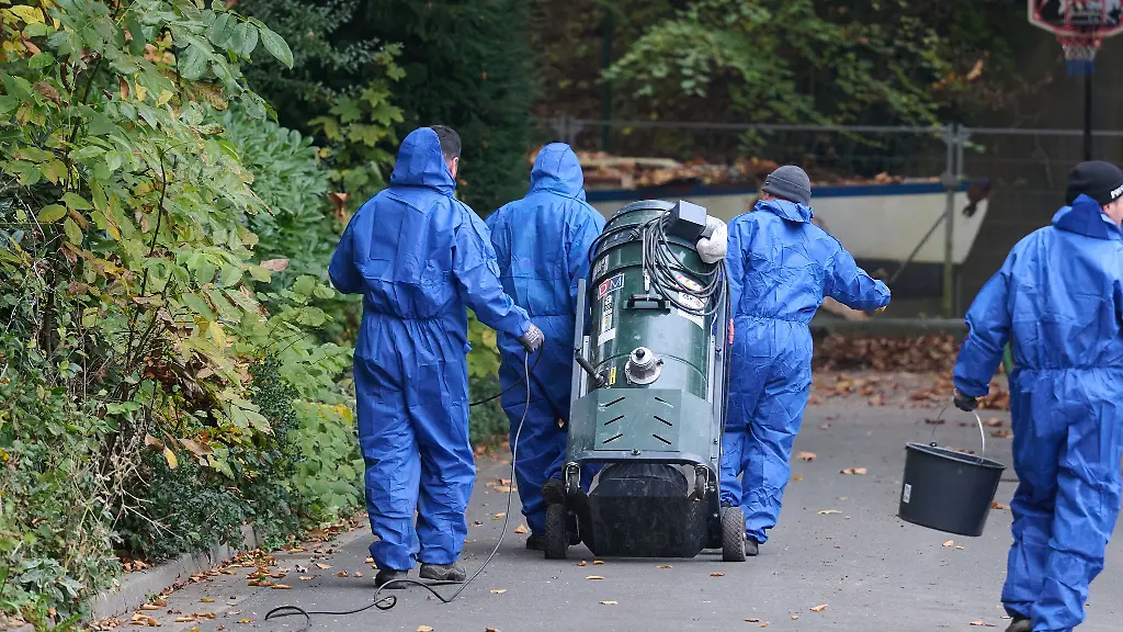 Nach-den-Funden-der-asbesthaltigen-Bruchstuecke-sind-Fachleute-im-Einsatz-die-messen-und-reinigen-Archivfoto