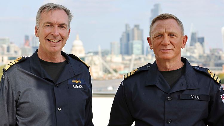 Daniel Craig (r.) hat jetzt den gleichen Titel wie seine Figur James Bond.