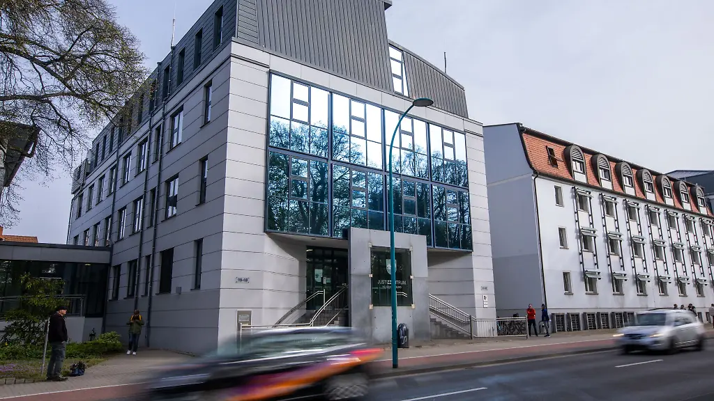 Zwei-wegen-einer-Attacke-gegen-einen-Mann-mit-einem-Eisenrohr-beziehungsweise-unterlassener-Hilfeleistung-angeklagte-Maenner-hat-das-Landgericht-Neubrandenburg-freigesprochen