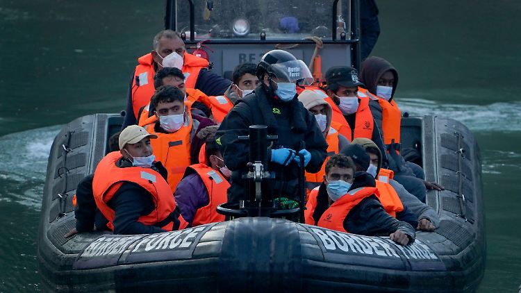 Die Zahl der Asylanträge ist nach offiziellen Zahlen im ersten Halbjahr in Großbritannien im Jahresvergleich sogar  um vier Prozent gesunken. 