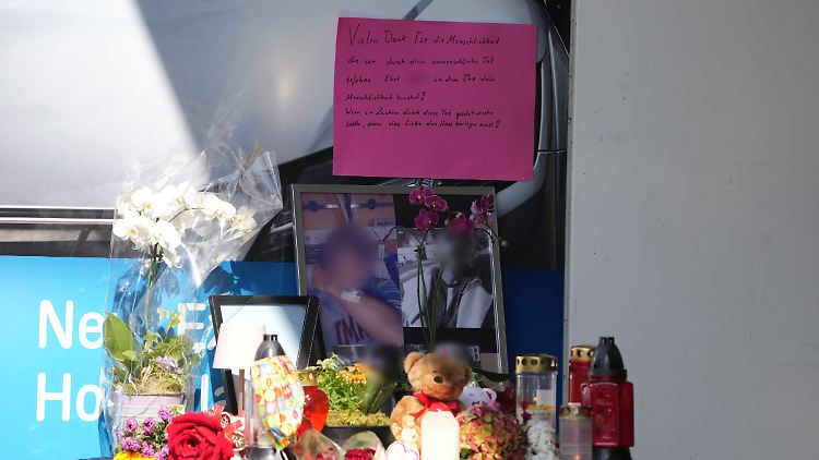 An der Tankstelle zeigen Trauerbekundungen die Erschütterung über die Tat.
