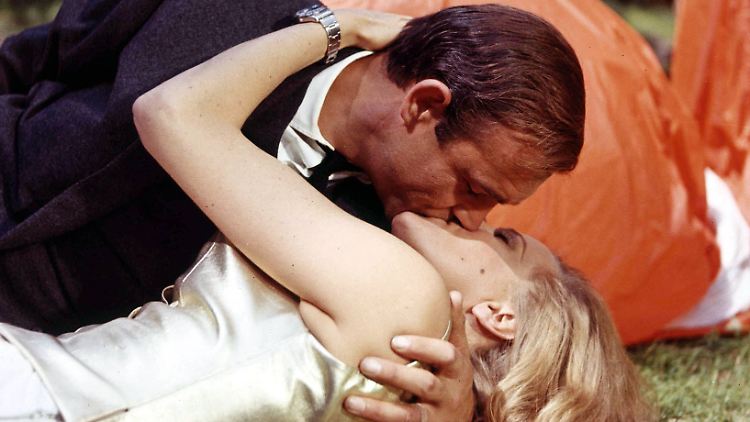 Hat sie das wirklich gewollt? James Bond (Sean Connery) und Pussy Galore (Honor Blackman) in "Goldfinger".