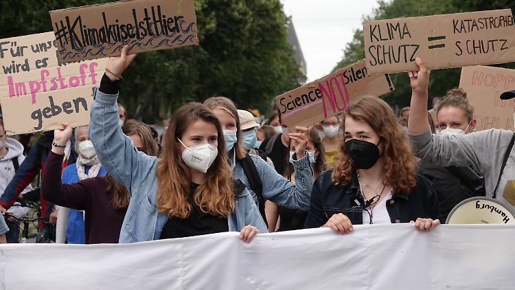 Die Klimaaktivistinnen Luisa Neubauer (links) und Annika Rittmann bei einer Demonstration im Juli in Hamburg.