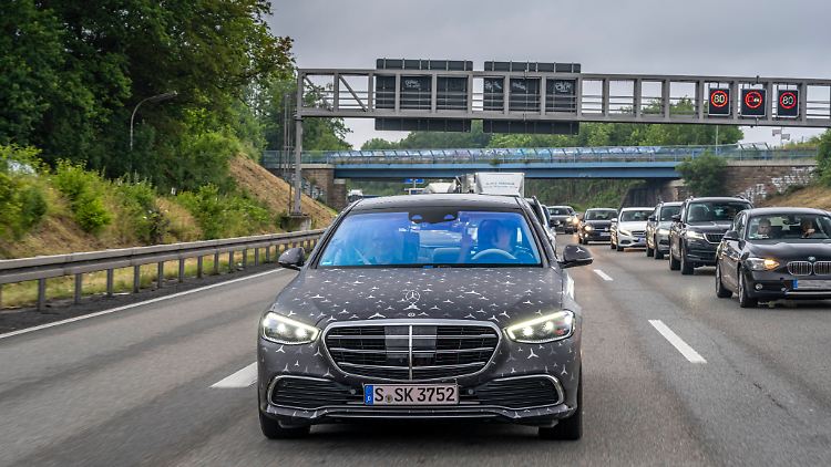 Auch bei einem Grenzübertritt müssen selbstfahrende Autos Beschilderungen erkennen und Verkehrsregeln fehlerfrei einhalten.