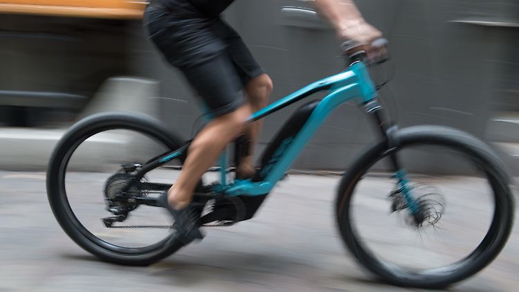 Der E-Bike-Markt ist derzeit leergefegt, zudem sind Elektrofahrräder teuer - mit dem Kauf eines gebrauchten Rades könnte man also Wartezeit und Geld sparen.