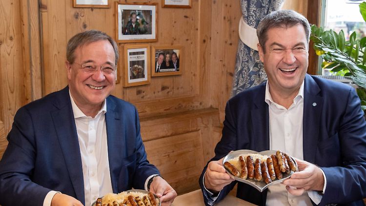 Alles Wurst: Armin Laschet und Markus Söder beim Besuch eines Bratwurst-Restaurants in Nürnberg.