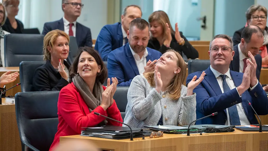 Sie-sind-die-drei-zentralen-Koepfe-der-Ampel-in-Rheinland-Pfalz-von-links-nach-rechts-Daniela-Schmitt-von-der-FDP-Katharina-Binz-von-den-Gruenen-und-SPD-Ministerpraesident-Alexander-Schweitzer