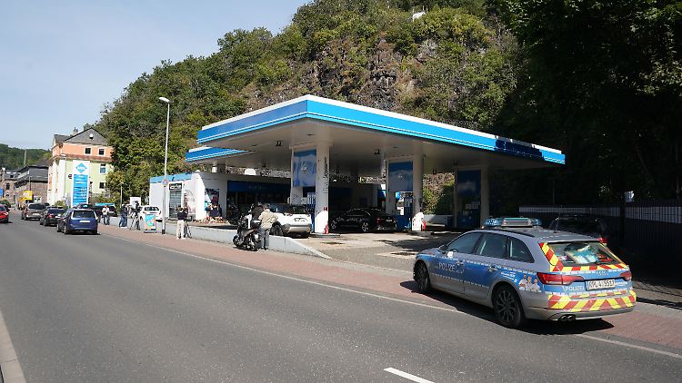 In Idar-Oberstein erschoss ein Mann den Kassierer einer Tankstelle, weil dieser ihn an die Maskenpflicht erinnert hatte.