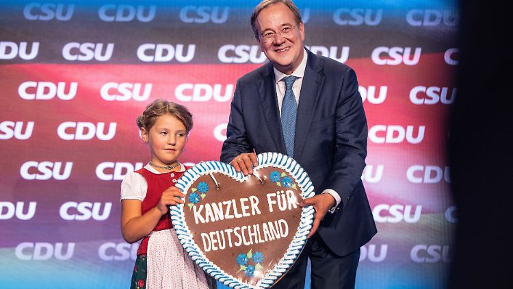 Zum Schluss erhielt Armin Laschet ein Herz als Gastgeschenk. Auch Angela Merkel bekam eines, auf ihrem stand "Danke!".