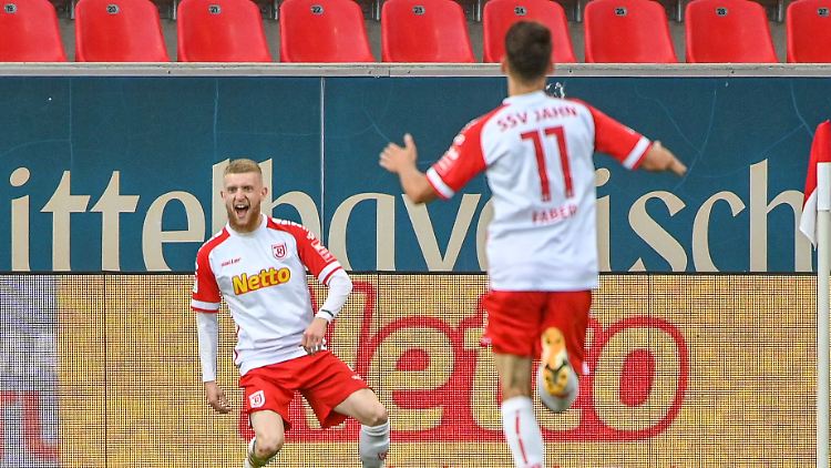 Jan-Niklas beste bejubelt seinen Treffer. Und die Fortsetzung eines überraschend erfolgreichen Saisonstart seines Jahn Regensburg.