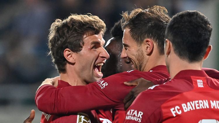 Immerhin Thomas Müller und Leon Goretzka haben ganz früh ganz viel Spaß.