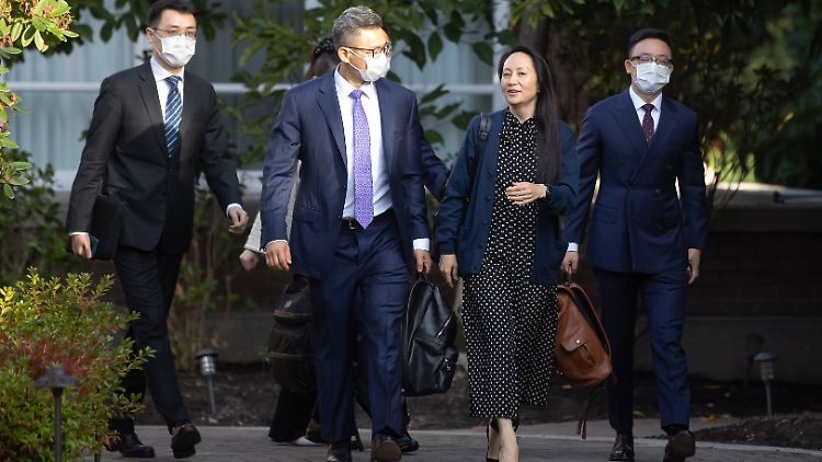 Meng verlässt ihr Haus in Vancouver. Die Huawei-Managerin ist bereits auf dem Weg nach China.