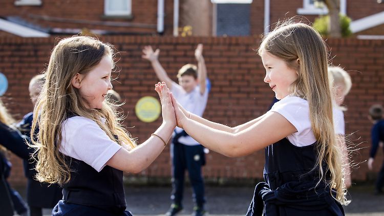 Britische Kinder erhalten zunächst nur eine Impfung.