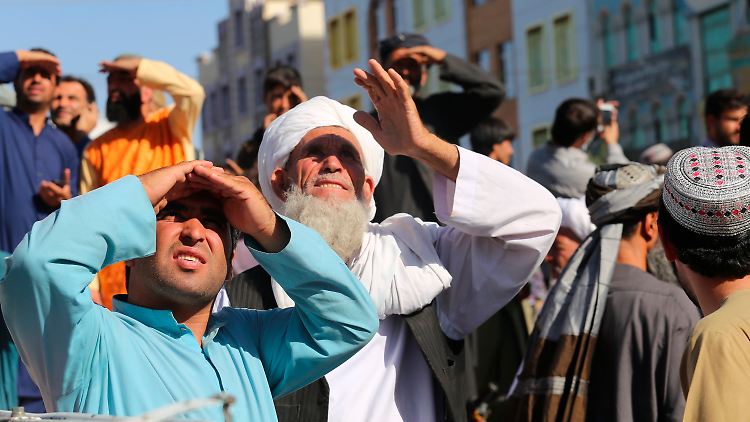 Der Vize-Gouverneur der Provinz Herat erklärte, das Aufhängen der Leichen an Kränen solle eine "Lektion" dafür sein, dass Entführungen nicht geduldet würden. 