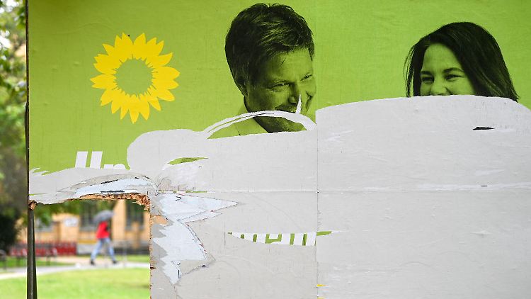 Zerstörtes Wahlplakat der Grünen in Leipzig: Landesvorsitzende Furtenbacher beklagt "oft sehr harte Angriffe bis hin zu Mordaufrufen" im Wahlkampf.
