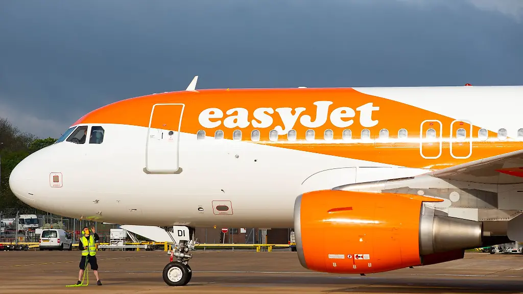 Eine-Maschine-der-Fluggesellschaft-Easyjet-steht-auf-dem-Flughafen-London-Gatwick
