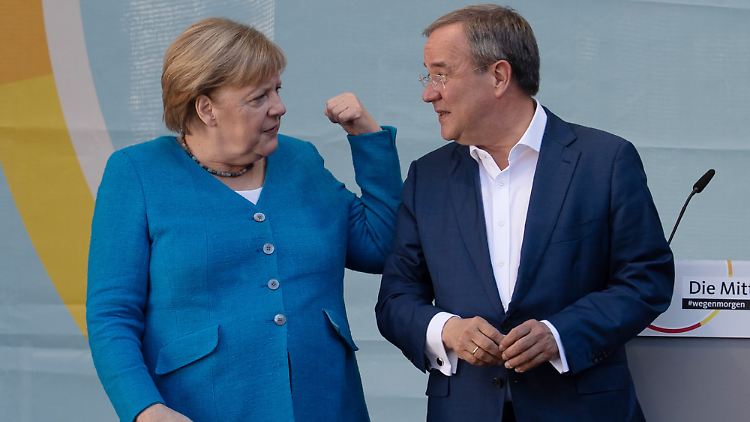Hilfe von der Vorgängerin: Kanzlerin Merkel sprach bei der Kundgebung in Laschets Heimatstadt Aachen.