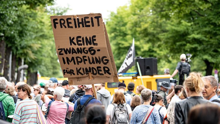 "Die politisch motivierte Gewalt in Deutschland durch Querdenker ist gefährlich für unser Land", sagte Seehofer.