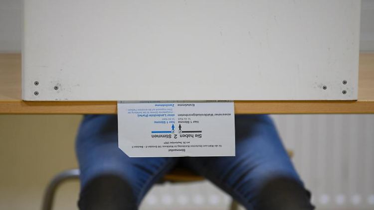 Der Bundeswahlleiter wird am Nachmittag einen Zwischenstand zur Wahlbeteiligung bekanntgeben.