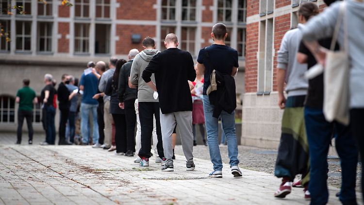 Die Schlange vor den Wahllokalen in der Jane-Addams-Schule in Berlin-Friedrichshain reicht weit über den Schulhof.