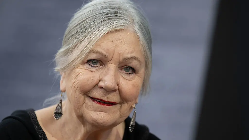 Helga-Schubert-nimmt-in-der-Literaturszene-unseres-Landes-einen-herausragenden-Platz-ein-so-MV-Ministerpraesidentin-Manuela-Schwesig-SPD