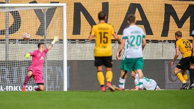 Werder Bremen kassiert drei Tore in Bremen.