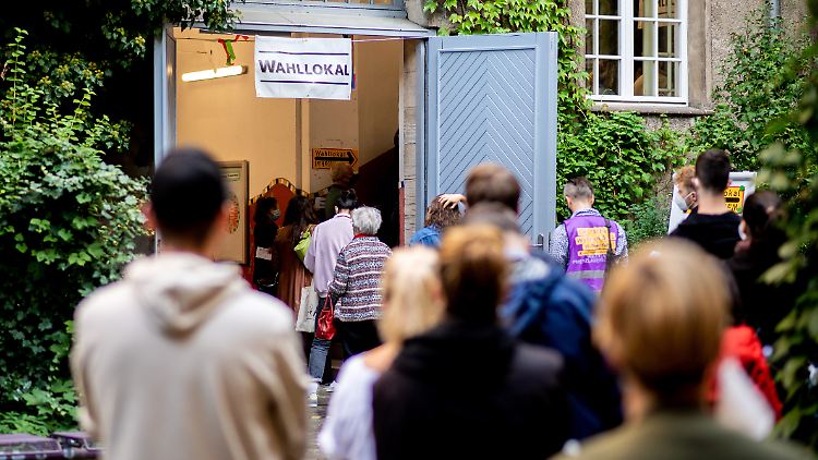 Die Schlangen wollen nicht enden: Berlinerinnen und Berliner stehen zum Teil auch um 18 Uhr noch an.