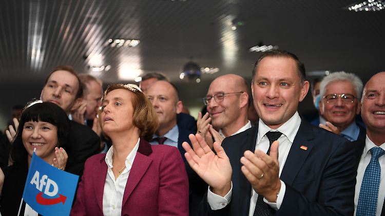 Ausgelassene Stimmung bei der AfD nach den ersten Prognosen.