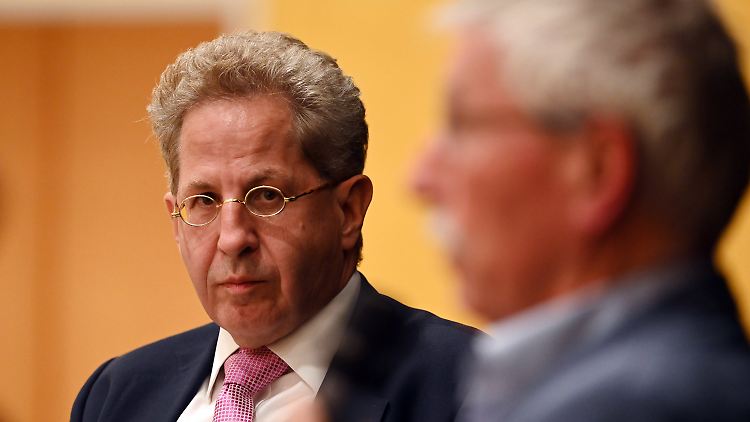 Maaßen bei einer gemeinsamen Veranstaltung mit Thilo Sarrazin kurz vor der Bundestagswahl im thüringischen Suhl. 