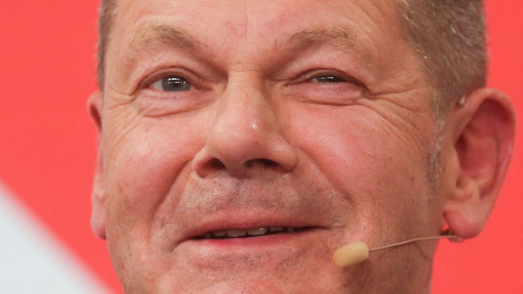 Er lächelt, aber das Triumphieren überlässt Scholz seinen Vorsitzenden.